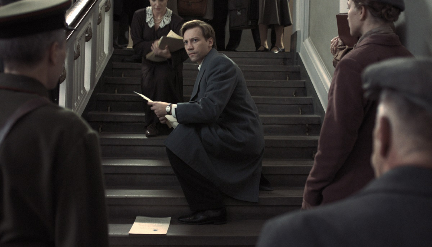 filmas kadrs uz kāpnēm