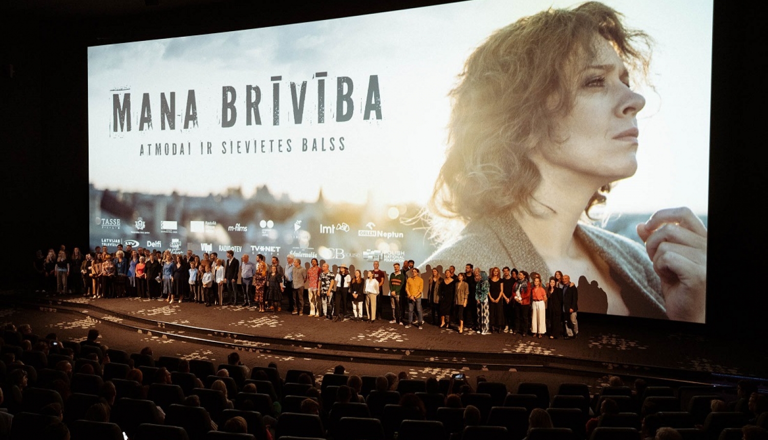 filmas grupa uz skatuves pirmizrādē
