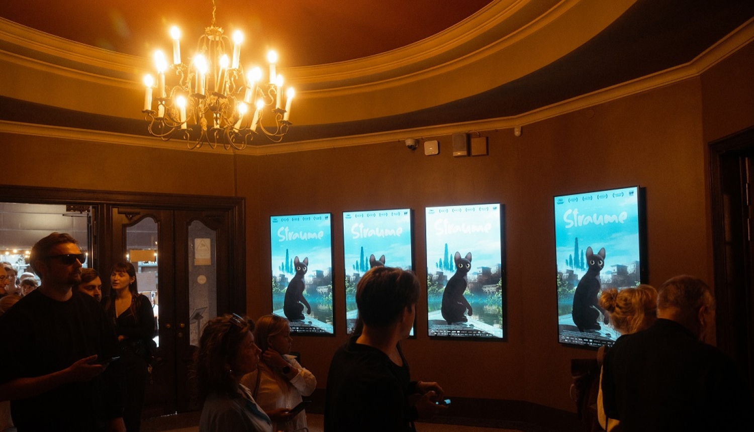 filmas plakāti kinoteātrī Splendid Palace