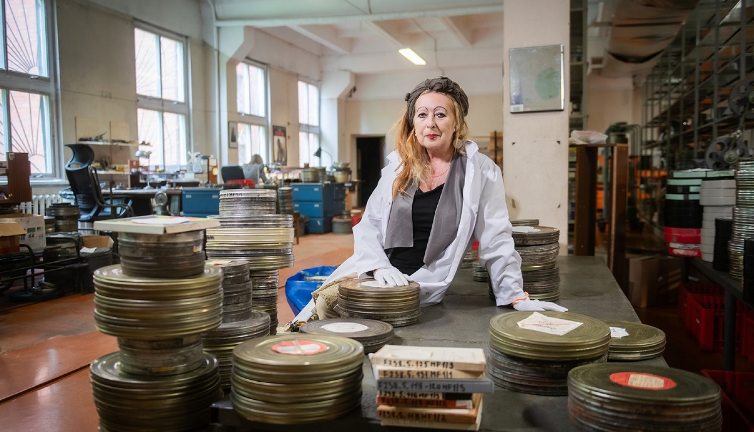Ilona Brūvere filmu montāžas telpā