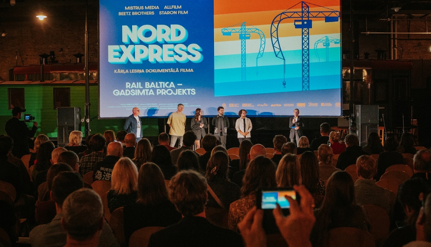 radošā grupa pirmizrādē